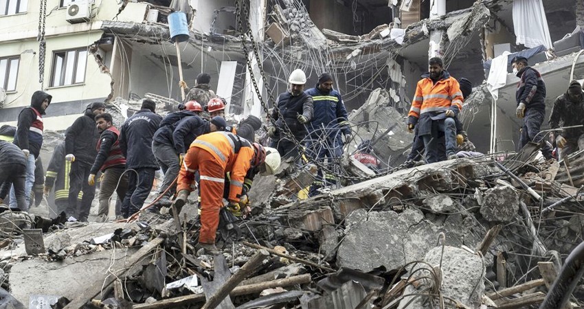 Suman 4,300 muertes por sismo en Turquía