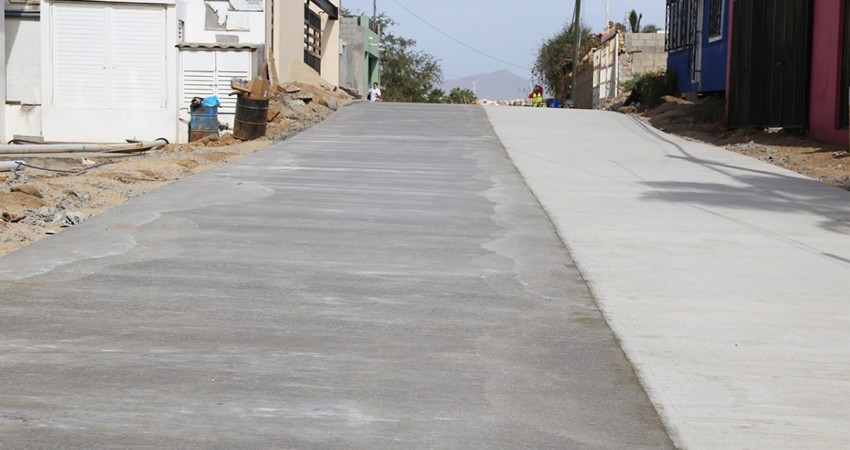 Supervisa alcalde Oscar Leggs Castro las obras de pavimentación en la calle 8 de Octubre en CSL