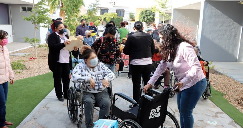 Entrega SEDIF apoyos a favor de la inclusión