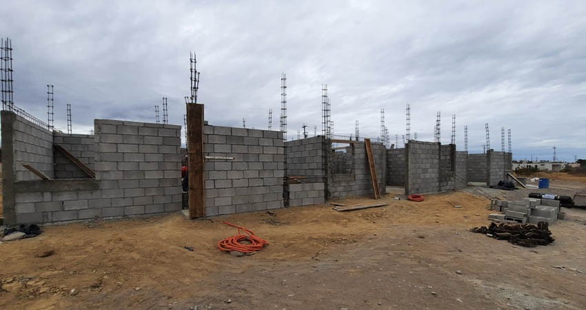 Continúa la construcción de viviendas para reubicar a 22 familias en Santa Rosalía