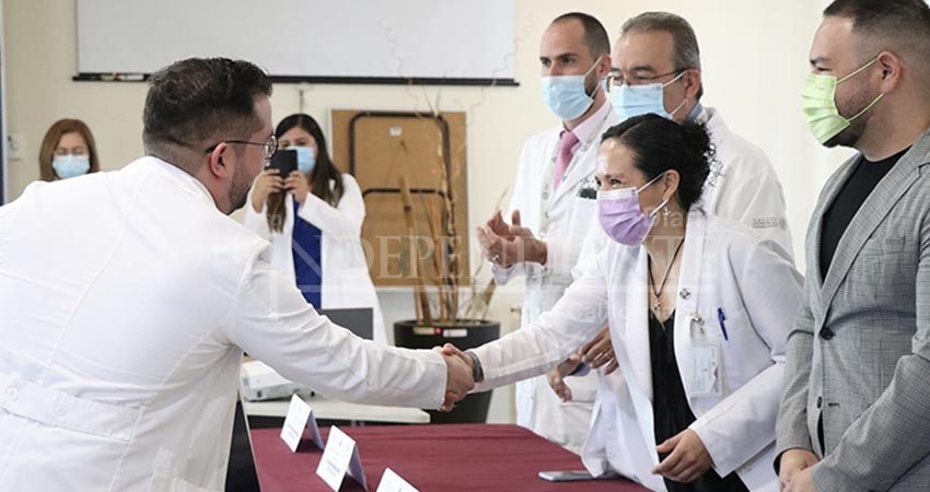 Egresa hospital Salvatierra nueva generación de médicos especialistas