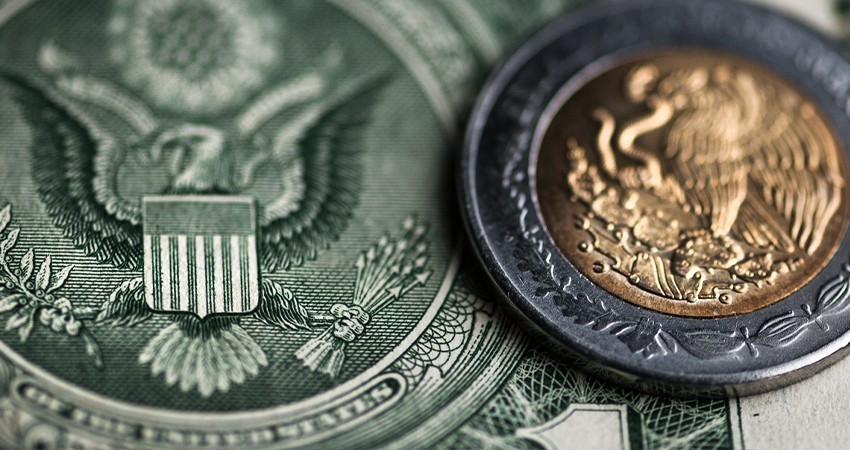 Peso cierra en 18.37 por dólar tras rozar mejor nivel desde abril de 2018