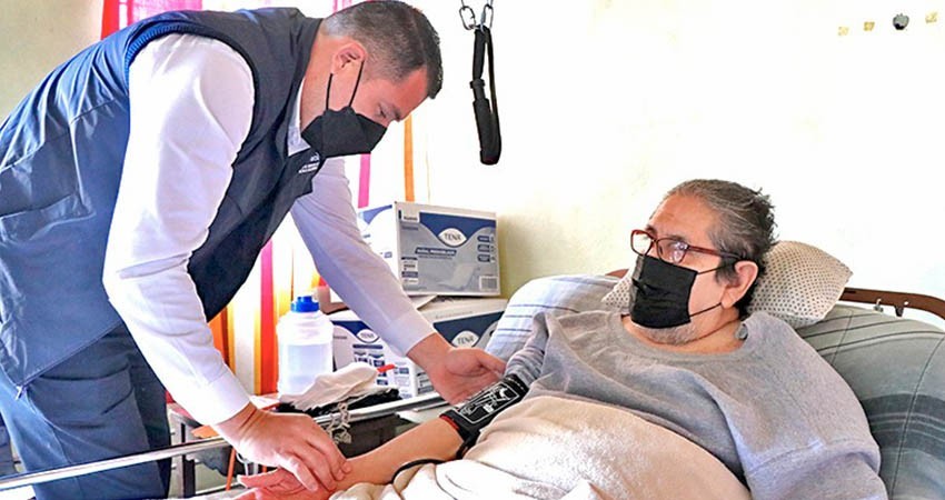 Salud Estatal brinda seguimiento a pacientes de la tercera edad que están postrados