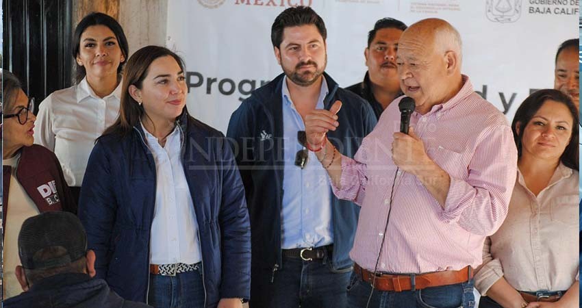 De gira por Loreto, el gobernador Castro Cosío entregó apoyos en el pueblo mágico