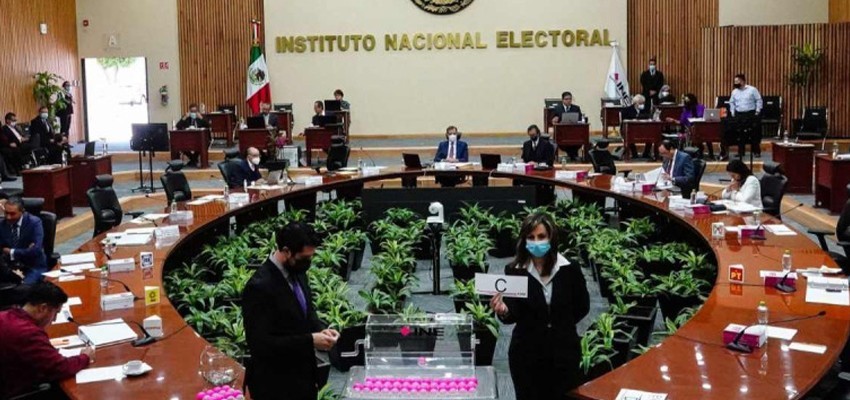 Morena prepara defensa del Plan B de reforma electoral; oposición alista impugnaciones