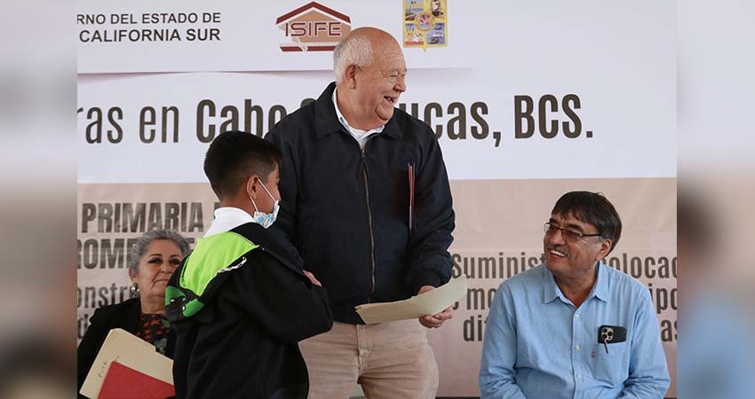 Entrega el gobernador Castro Cosío, aulas didácticas en escuelas de Los Cabos