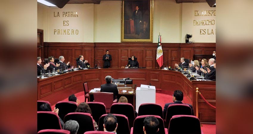 Presidente de México evidencia altos salarios de ministros; acusa de no respetar la ley