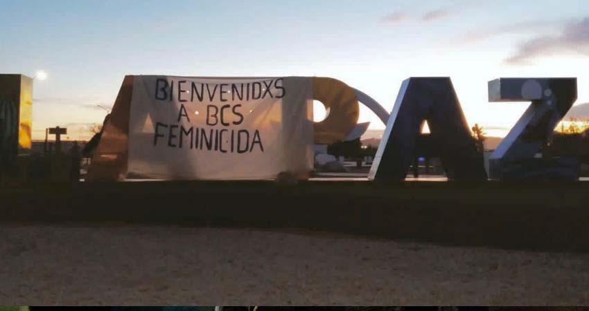 Se pinta BCS de morado; figuras emblemáticas portan paliacate por el 8M