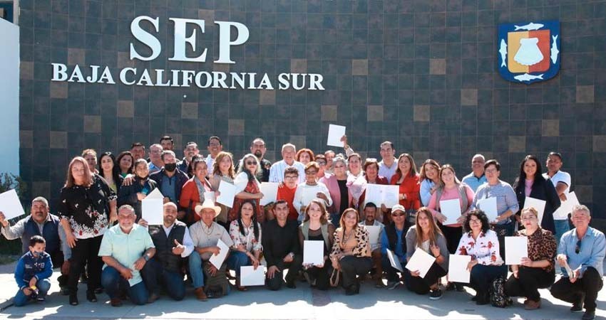 Entrega gobernador VCC, plazas e interinatos a trabajadores de la educación