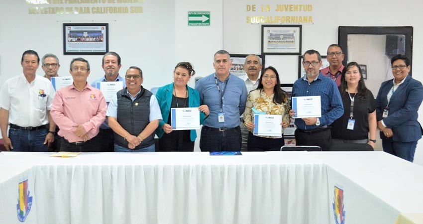 Reciben reconocimientos funcionarios públicos del Congreso de BCS en materia de estadística y geografía