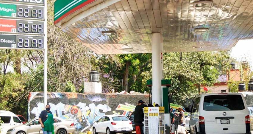 López Obrador asegura que su política energética ha frenado alza en combustibles