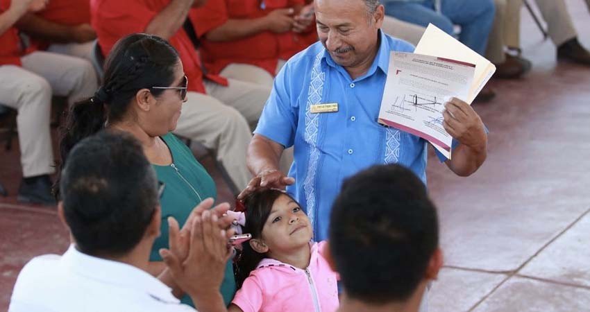Nuevamente, Gobernador de BCS entrega concesiones a taxistas en CSL