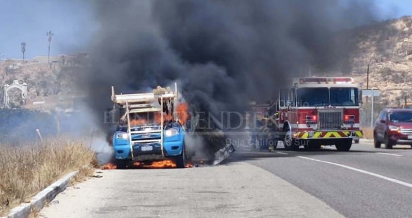 Se incendia vehículo sobre la Carretera Transpeninsular