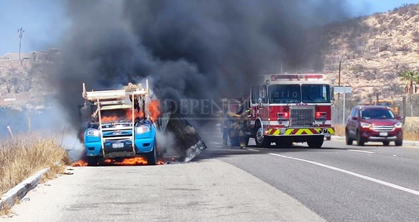 Se incendia sobre la Carretera Transpeninsular un vehículo