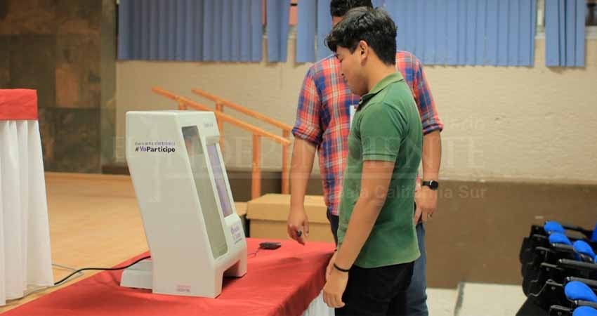 IEEBCS presenta en la UABCS urna electoral para el conteo de votos electrónicos
