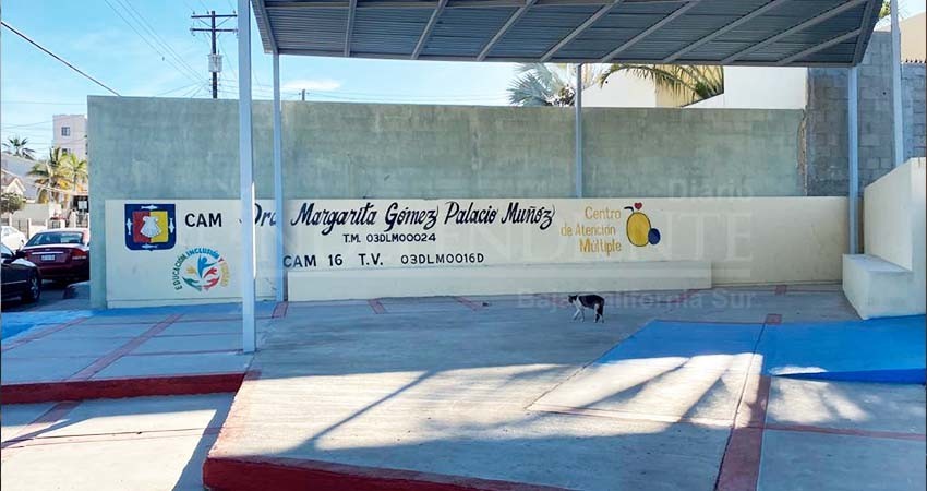 "Le cayó un ventanal a mi hijo"; se quejan padres de familia del CAM, por pésimas instalaciones