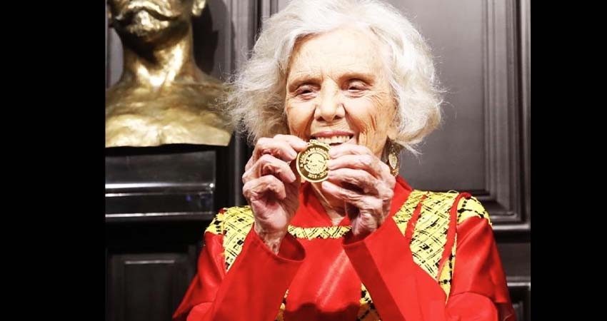 Elena Poniatowska recibe Medalla Belisario Domínguez