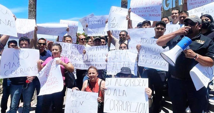 Exigen transportistas la destitución del director de transporte estatal