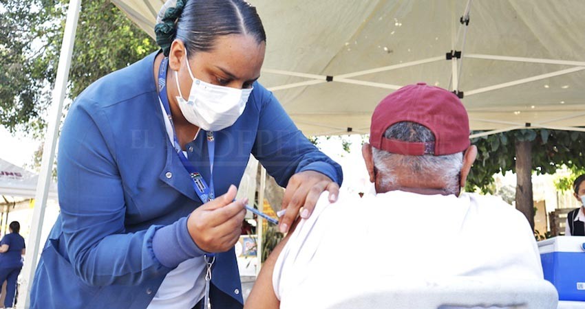 Aplican vacunas contra COVID a personas de 18 años y más en La Paz