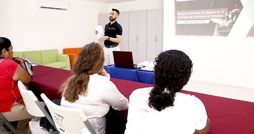 Capacita COEPRIS a vendedores de alimentos que laborarán en fiestas de fundación de La Paz