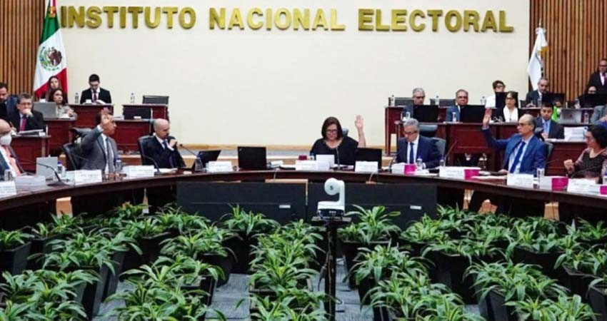 Consejeros y exconsejeros del INE celebran fallo de la SCJN en Plan B de reforma electoral