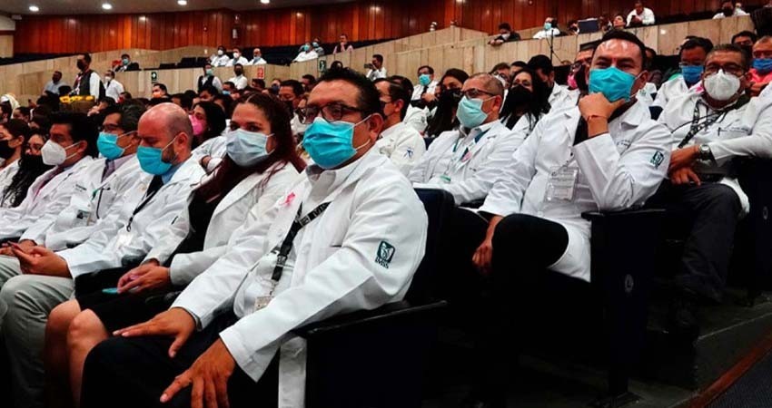 Van 50 médicos jubilados que aceptaron reintegrarse al IMSS-Bienestar