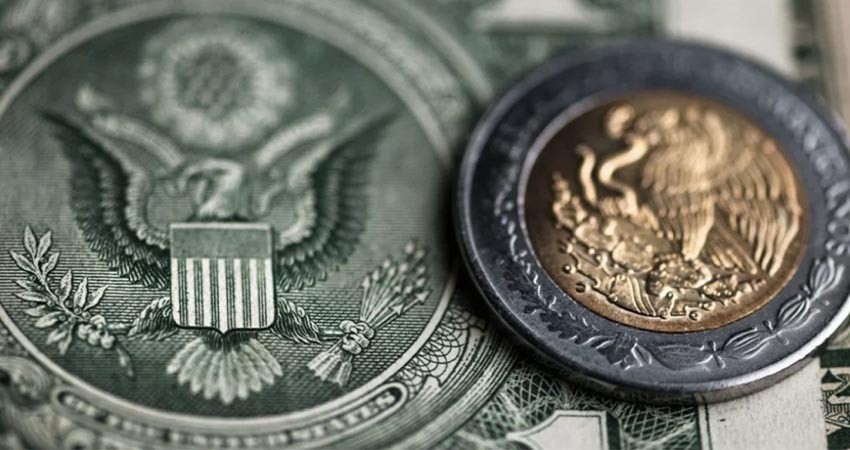Peso cierra en 17.42, máximo histórico frente al dólar; su mejor nivel en siete años