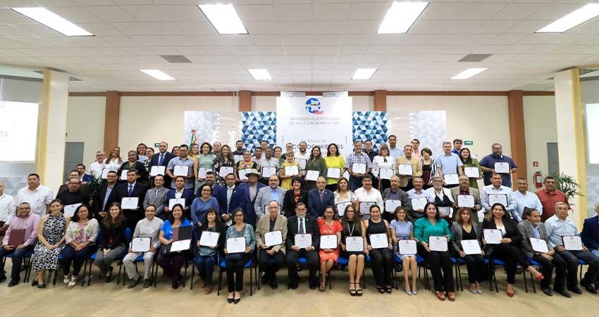 Reconocen a personal docente de la UABCS por años de servicio