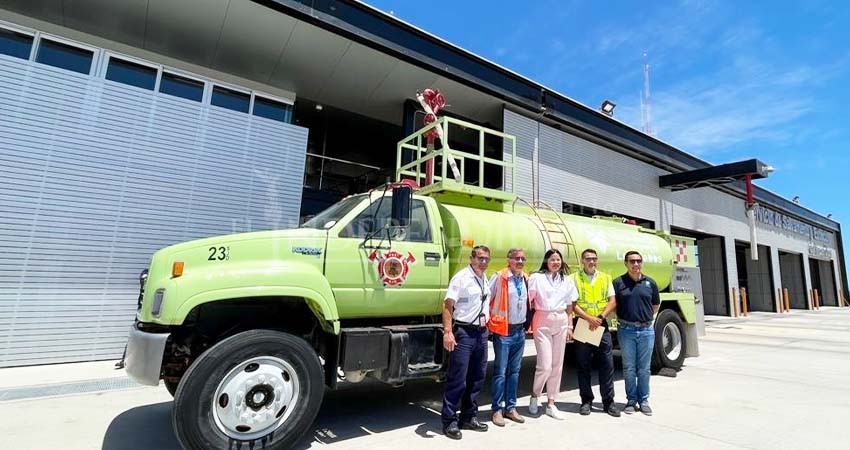 Dona Aeropuerto Internacional de Los Cabos pipa a Bomberos SJC