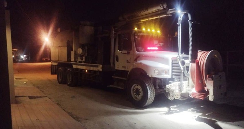 Personal OOMSAPAS atendió el derrame de aguas residuales que afectó la colonia Camino Real