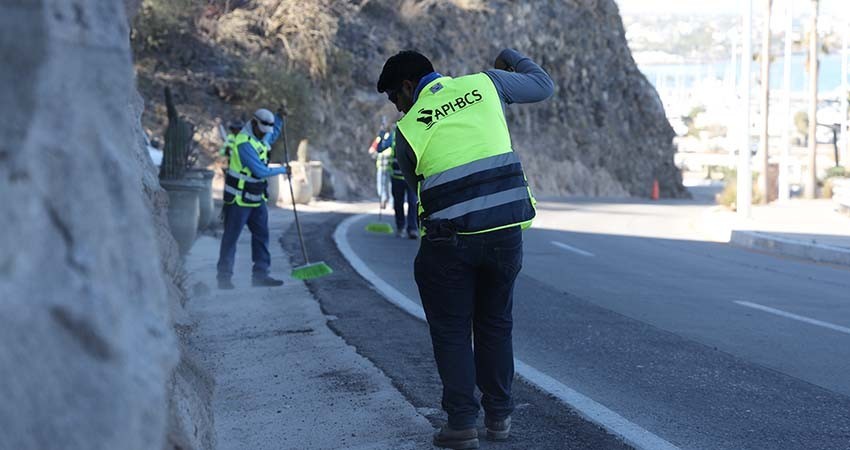 Realiza API-BCS jornada de limpieza extraordinaria en el malecón de La Paz