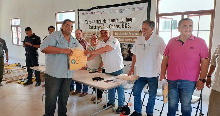 En Santiago, entregan material y capacitan brigadas rurales contra incendios