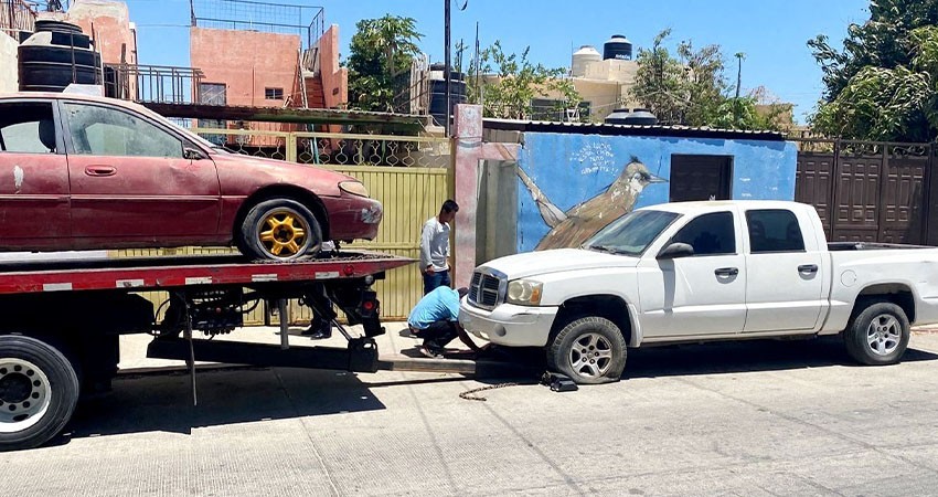 Aplican operativo para el retiro de vehículos chatarra en la vía pública en CSL