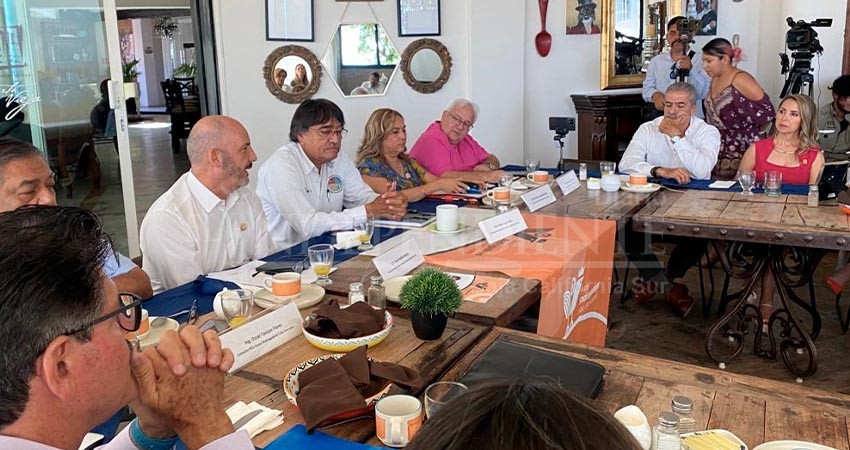 Cuestionan empresarios a Leggs Castro por actualización del PDU