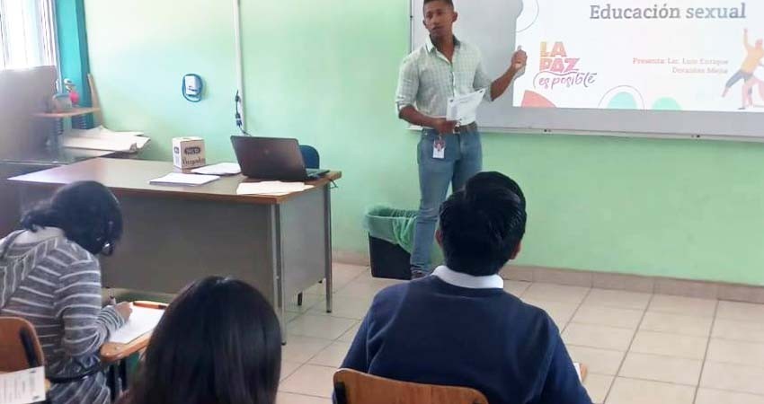 Imparten pláticas de educación sexual a estudiantes del COBACH 01