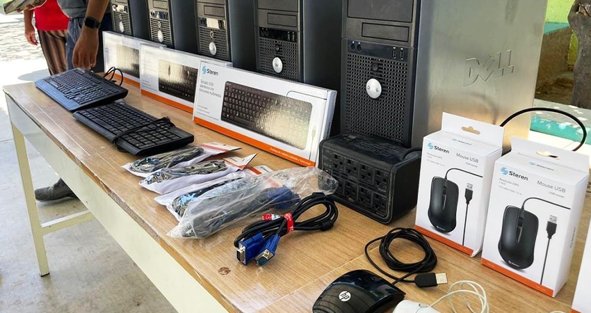 Entrega UABCS equipos de cómputo e insumos escolares a albergue escolar de San Antonio