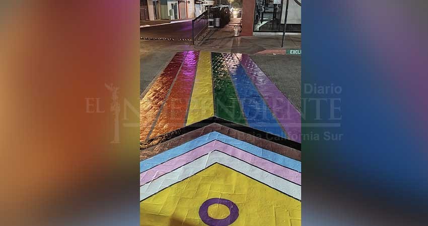 De los colores del arcoíris pintan en Los Cabos las cebras peatonales