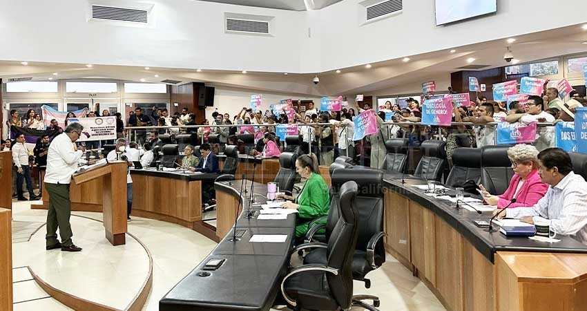 Protestas contra la Ley de Infancias Trans cimbran el Congreso de BCS