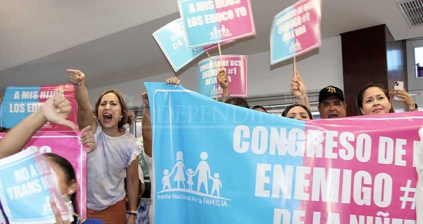 Como unos “pervertidos” tildó el Frente Nacional por la Familia a las y los diputados