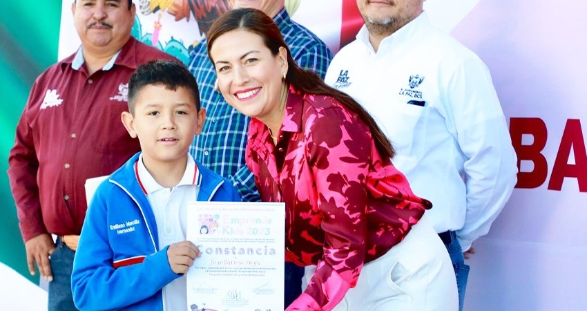 Entrega alcaldesa de La Paz reconocimientos a ganadores del concurso “Emprende Kids 2023”