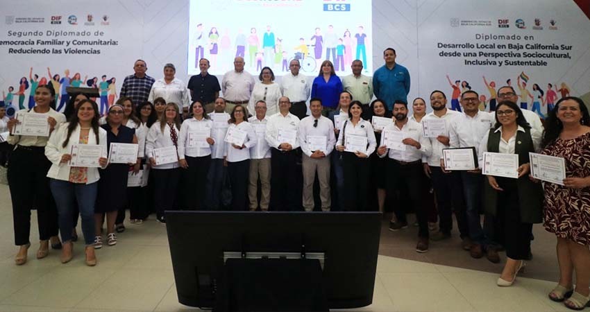 32 servidores públicos concluyen diplomado en gestión de desarrollo local y comunitario coordinado por UABCS y SEDIF