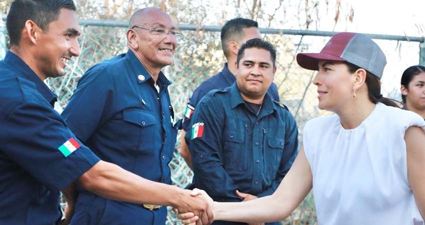 Entrega presidenta municipal unidad bombera en Los Barriles