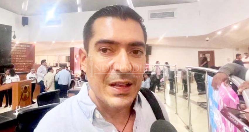 Ex líder del PAN solicita a la Administración De Castro Cosío patente de notaria