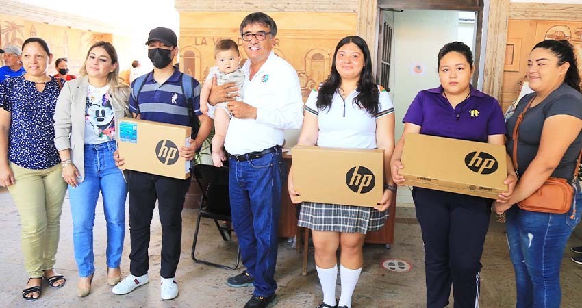 Otorga alcalde Oscar Leggs Castro respuesta oportuna a las solicitudes planteadas en la XXI Audiencia Pública