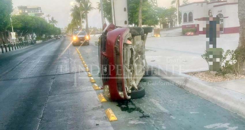 La venció el cansancio y volcó su vehículo