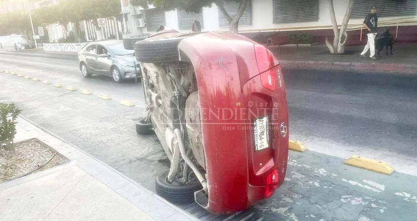 La venció el cansancio y terminó volcando su vehículo