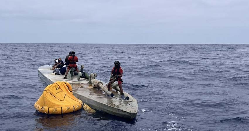 Recupera SEMAR semisumergible con cocaína; el material será llevado a La Paz