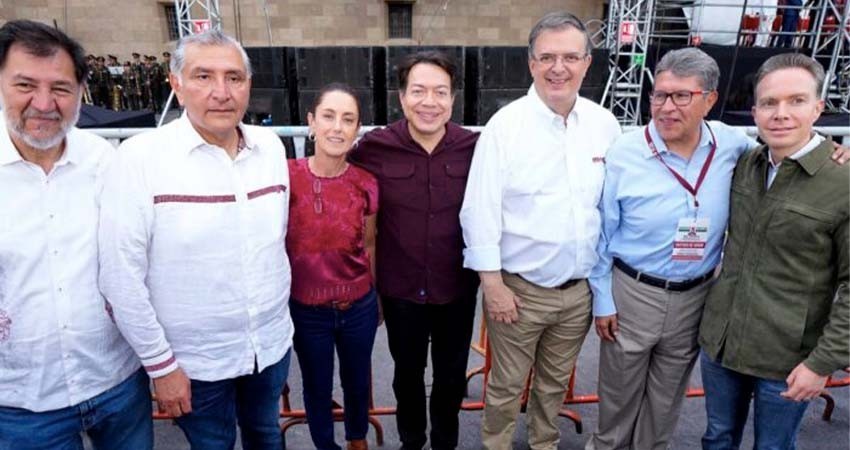 Aspirantes presidenciales celebran unidos con AMLO en el Zócalo
