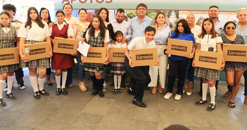 Entrega Leggs Castro apoyos en salud y educación por más de 400 mil pesos