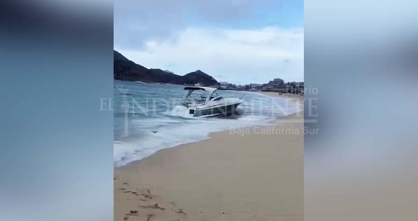 Por fuerte oleaje, embarcación fue arrastrada a orilla de playa, en CSL